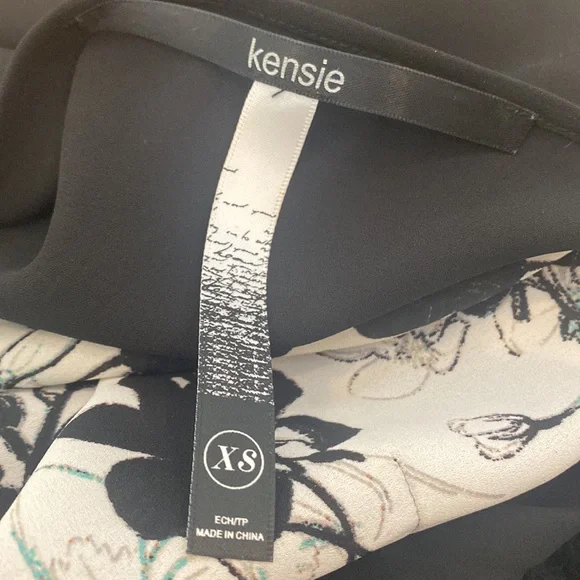 Black & White 3/4 sleeve Blouse with Cut-out Back & Geometric Design Front - Picture 7 of 7